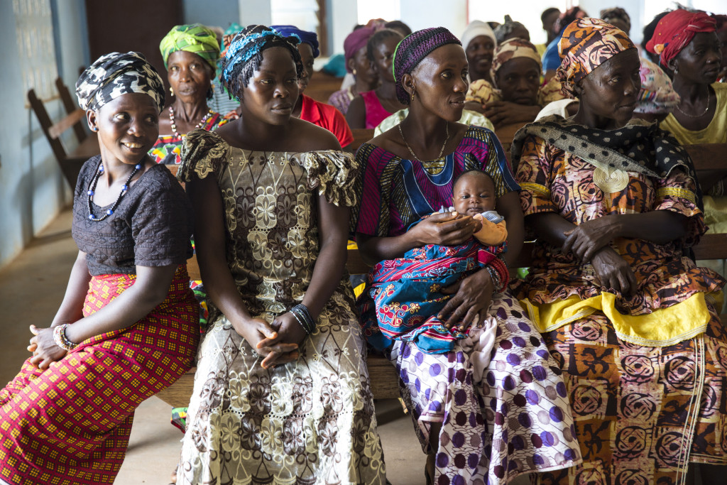 Community members attend a briefing by a social mobilization team in Lester Road, Freetown UN Photo/Martine Perret 